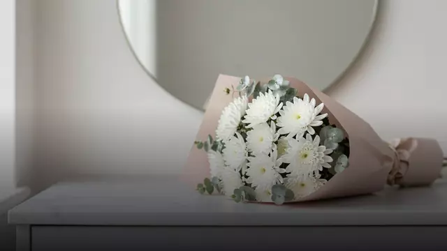 Букет белых хризантем девушке: как выбрать