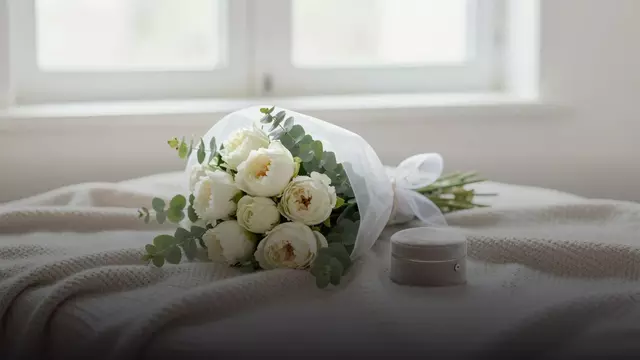 Букет белых пионовидных роз девушке: как выбрать