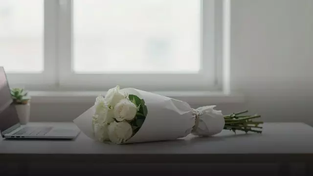 Букет белых французских роз коллеге: как выбрать правильно