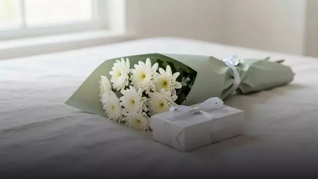 Букет белых хризантем в подарок: маме, девушке, на любой повод