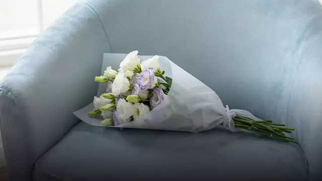Букет из эустомы девушке: как выбрать размер и цвет