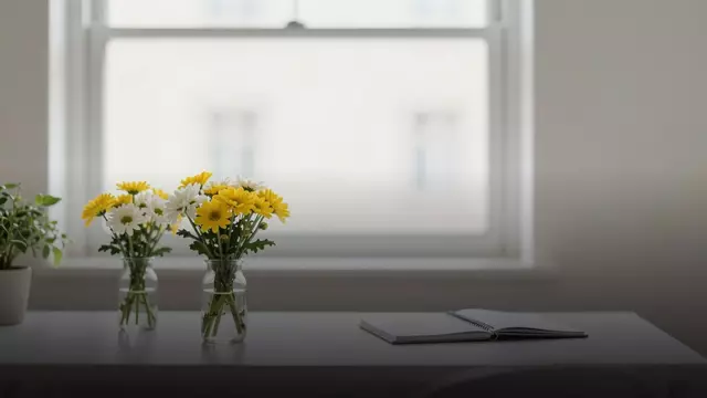 Букет из хризантем коллеге: уместно ли и какой выбрать
