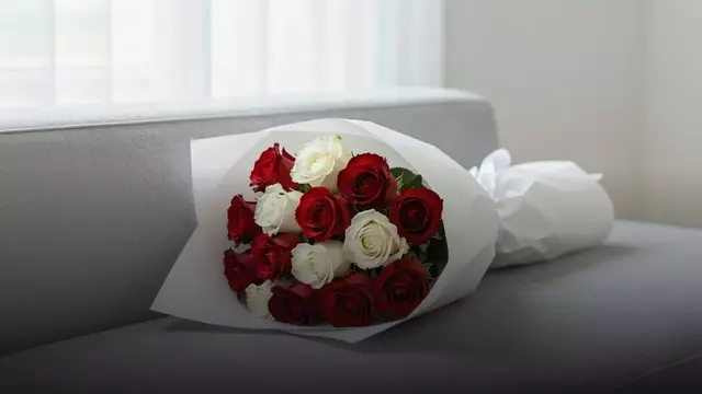 Букет красно-белых роз в подарок: выбор сорта, состава и оформления