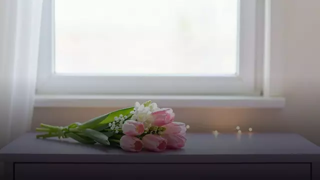 Букет на 18 лет: какие цветы подарить на совершеннолетие