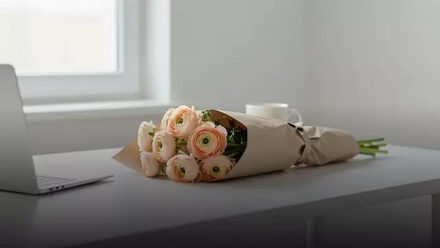 Букет персиковых ранункулюсов коллеге: как выбрать правильно