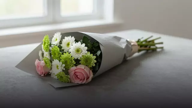 Букет с хризантемами и розами: совместимость и выбор