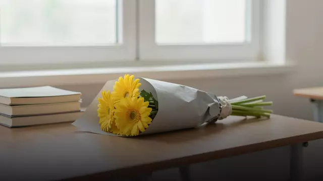 Букет жёлтых гербер учителю: яркий подарок, который удобно нести и дарить