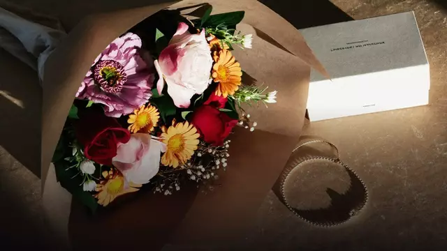 Что подарить женщине: гид по цветам на любой повод и возраст