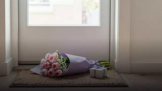 Цветы на 18 лет с доставкой: как заказать вовремя