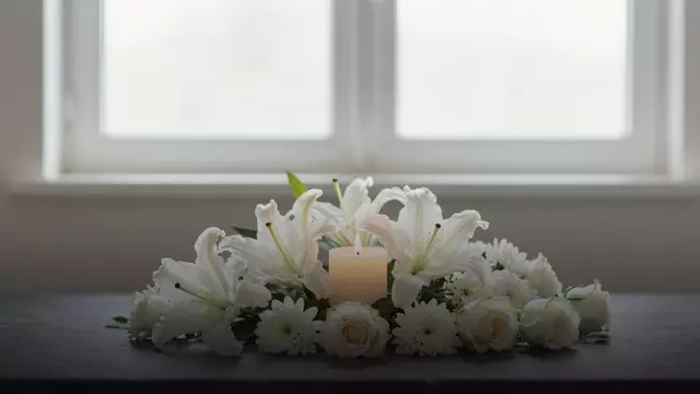 Какие цветы на похороны молодым: традиции и советы флориста