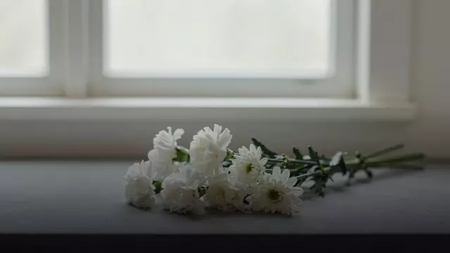 Какие цветы покупают на похороны в России