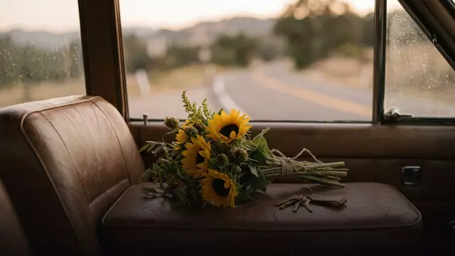 Какие цветы подарить крёстной без повода: советы флориста