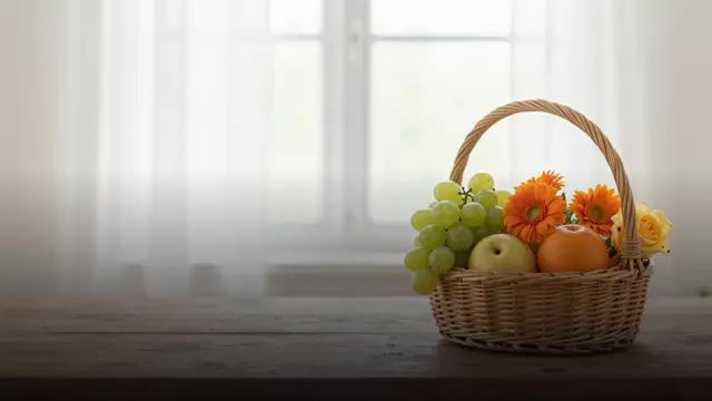 Корзина с фруктами и цветами: как выбрать и не прогадать