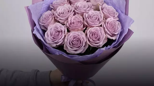 Сиреневые розы: кому дарить и как выбрать букет