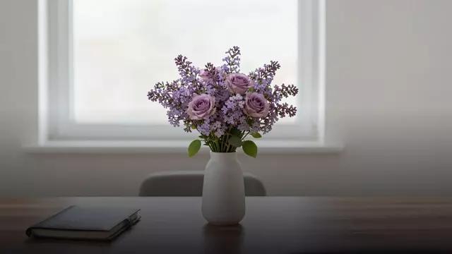 Сиреневые розы начальнице: когда дарить и какой букет взять