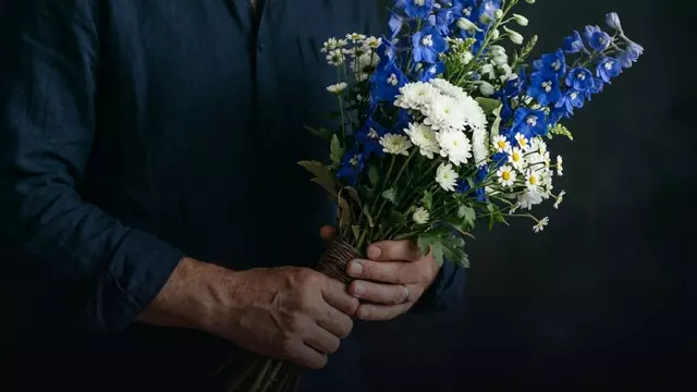 Цветы на похороны мужчине: выбор, цвет и оформление