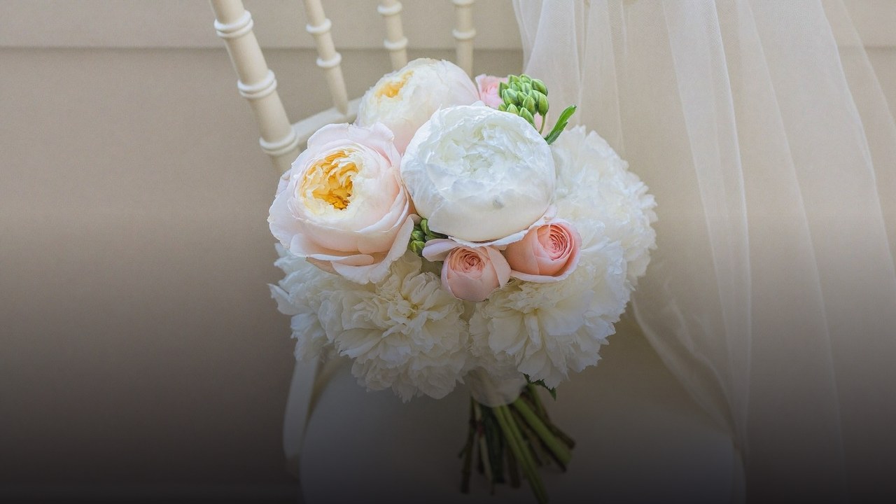 Украшение цветами на свадьбе: от арки до бутоньерки