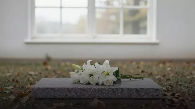 Возложение цветов на кладбище: этикет и порядок