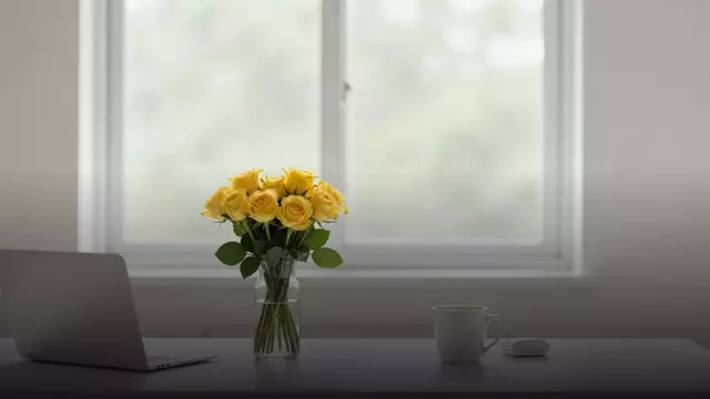 Жёлтые кустовые розы коллеге: когда дарить и какой букет взять