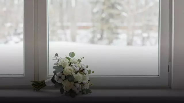 Зимний букет невесты: какие цветы переживут мороз и украсят свадьбу
