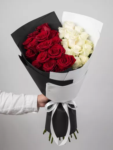Букет живых цветов из 29 красных и белых роз, 50 см
