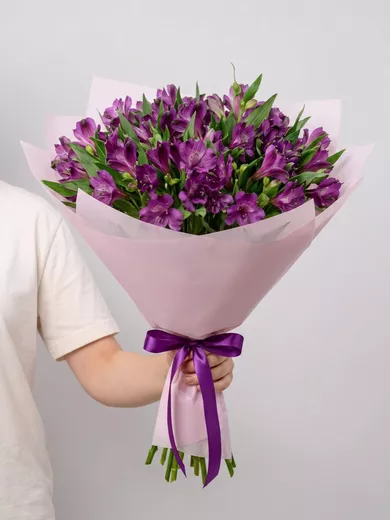 Букет живых цветов из 15 фиолетовых альстромерий
