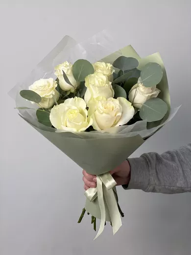 Букет живых цветов из 7 белых роз с эвкалиптом, 60 см