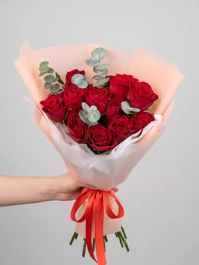 Букет живых цветов из 11 красных роз с эвкалиптом, 50 см