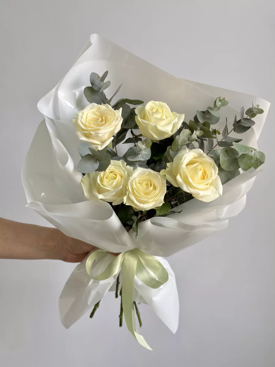 Bouquet of 5 white roses with eucalyptus, 50 cm