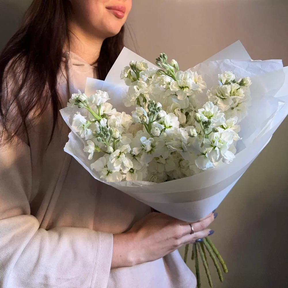 Bouquet of 7 white matthiola