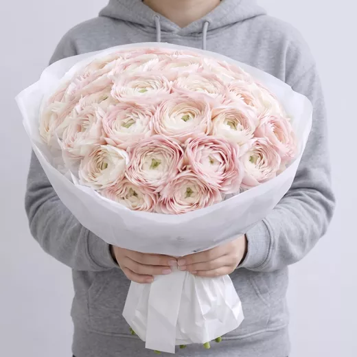 Букет живых цветов из 29 кремовых ранункулюсов