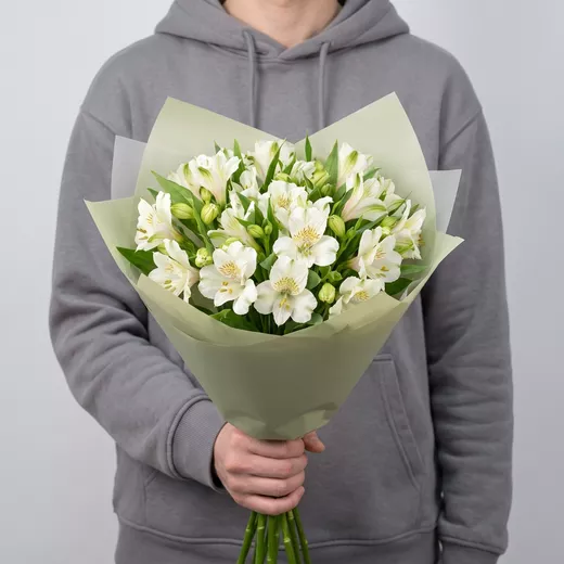 Букет живых цветов из 7 белых альстромерий