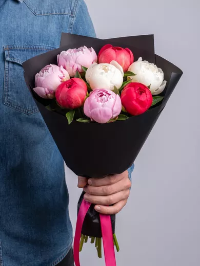 Букет живых цветов из 7 пионов микс