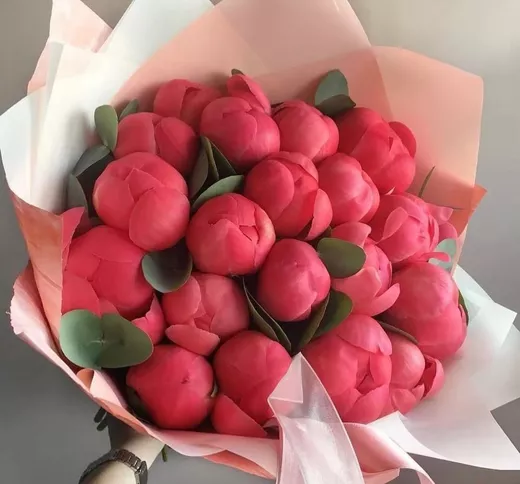 Букет живых цветов из 21 кораллового пиона