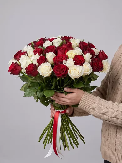 Букет живых цветов из 51 красно-белой розы, Эквадор, 50 см — доставка в Гроссето