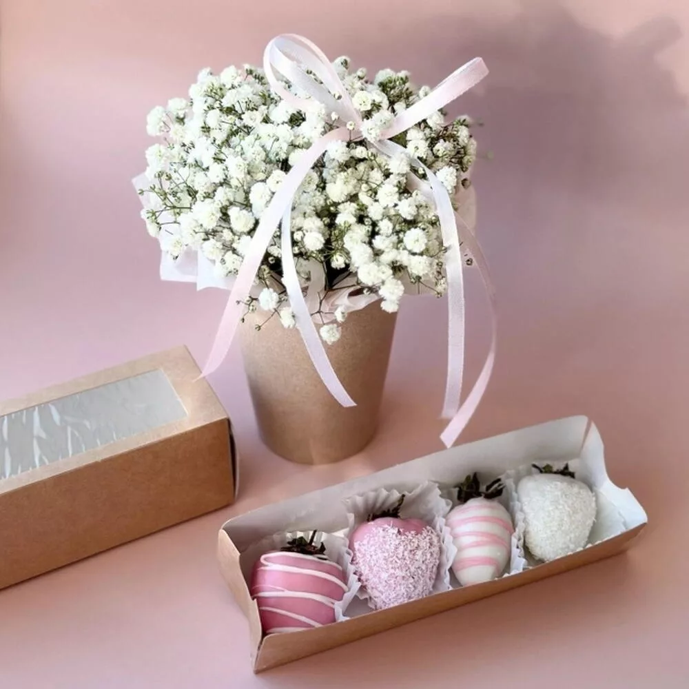 Set gypsophila with strawberries in chocolate