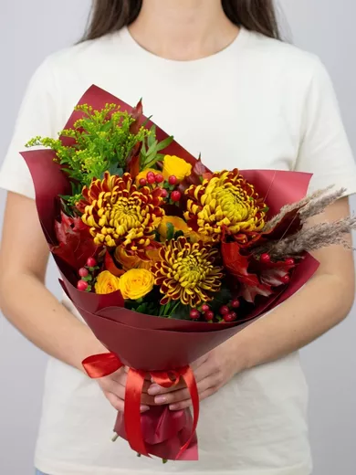 Сборный букет из 3 хризантем и 2 кустовых роз