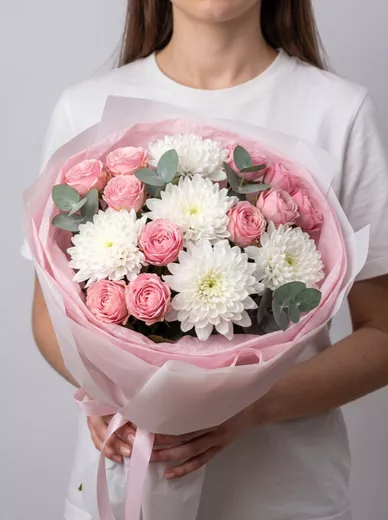 Сборный букет из 7 кустовых роз и 4 хризантем