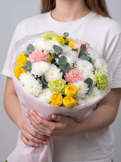 Сборный букет из 6 диантусов, 4 хризантем и 3 кустовых роз