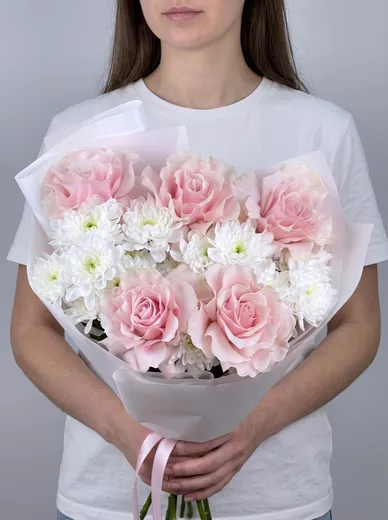 Сборный букет из 5 роз и 3 хризантем