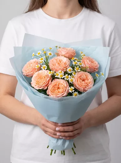 Сборный букет из 5 кустовых роз и 2 ромашек
