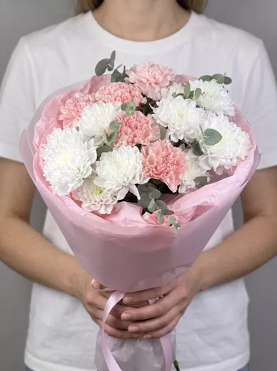 Сборный букет из 5 диантусов и 2 хризантем