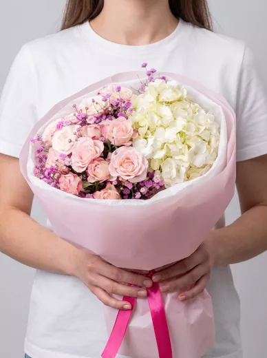 Сборный букет из 4 кустовых роз и 1 гортензии