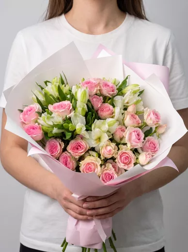 Сборный букет из 6 кустовых роз и 5 альстромерий