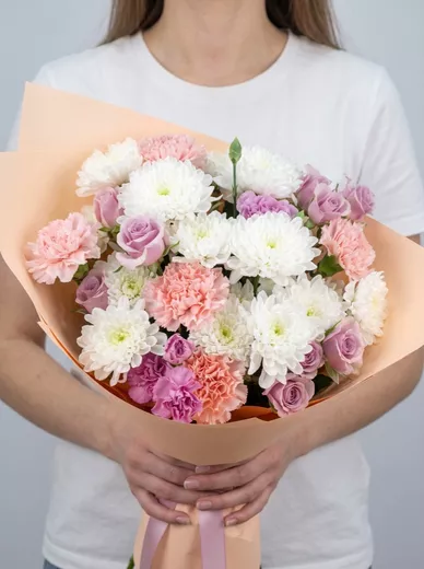 Сборный букет из 7 диантусов, 3 кустовых роз и 3 хризантем