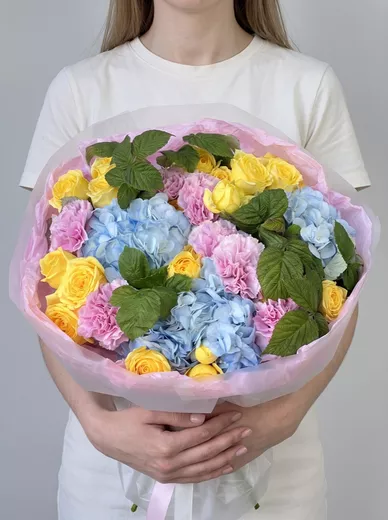 Сборный букет из 10 кустовых роз, 7 диантусов и 3 гортензий