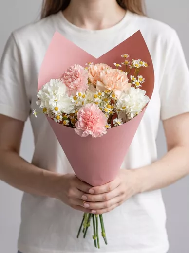 Сборный букет из 7 диантусов и 3 ромашек