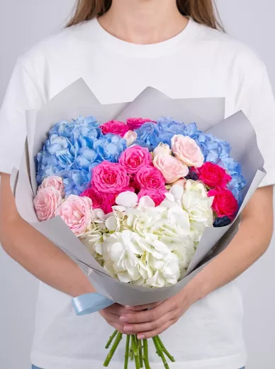 Сборный букет из 6 кустовых роз и 3 гортензий