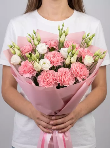 Сборный букет из 10 диантусов и 3 эустом