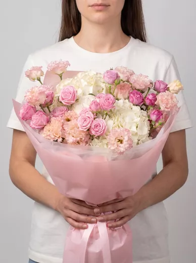 Сборный букет из 5 эустом, 4 кустовых роз и 2 гортензий